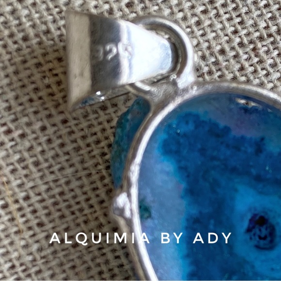 Raw Aura Quartz medallion on sterling silver necklace - Picture 2 of 3